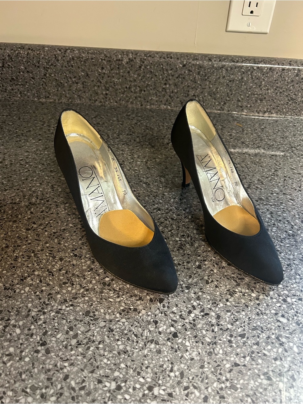 AMANO Pointed-Toe Pumps - VINTAGE